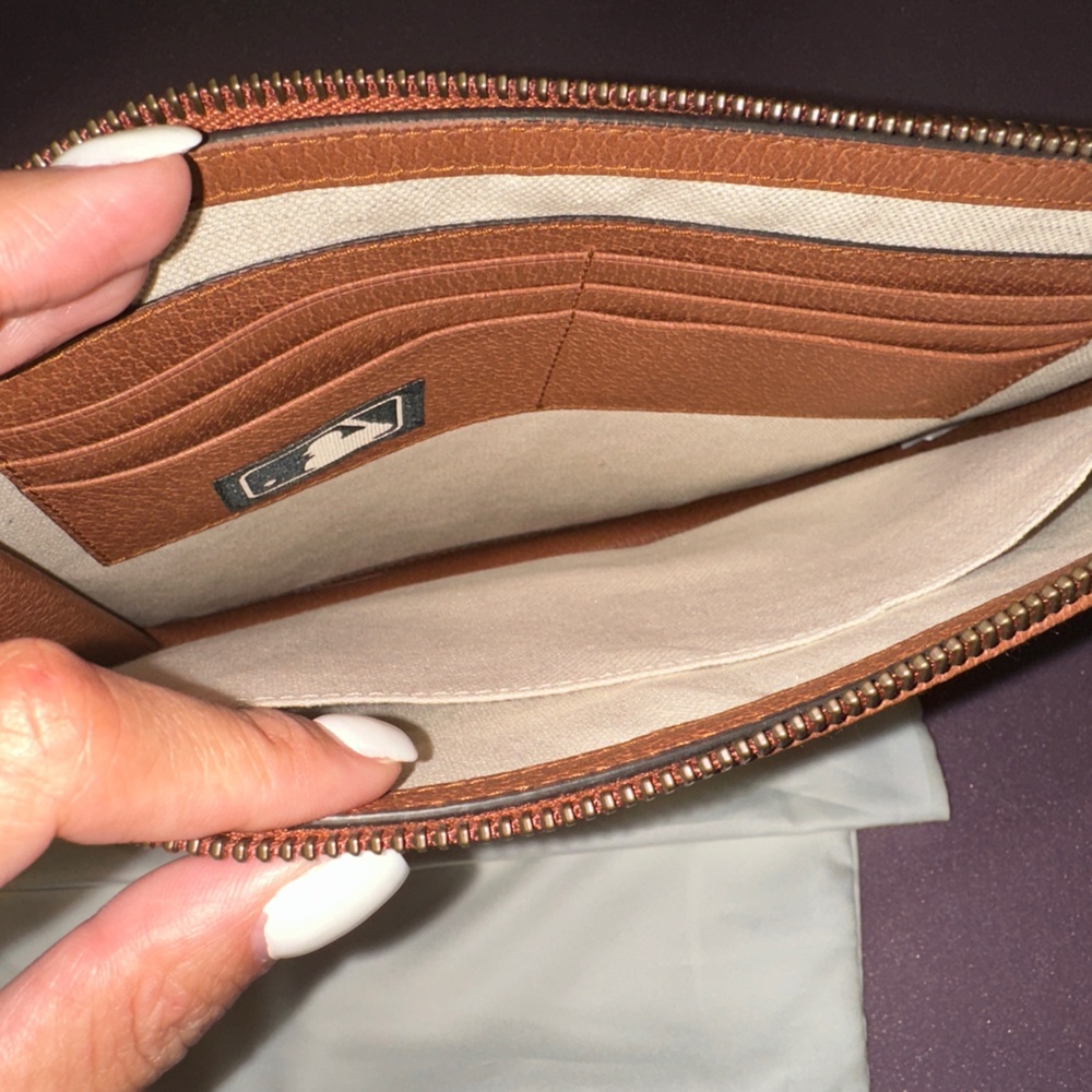 Authentic Gucci NY Yankees GG Supreme Wristlet Clutch Portfolio Pouch - Picture 8 of 9